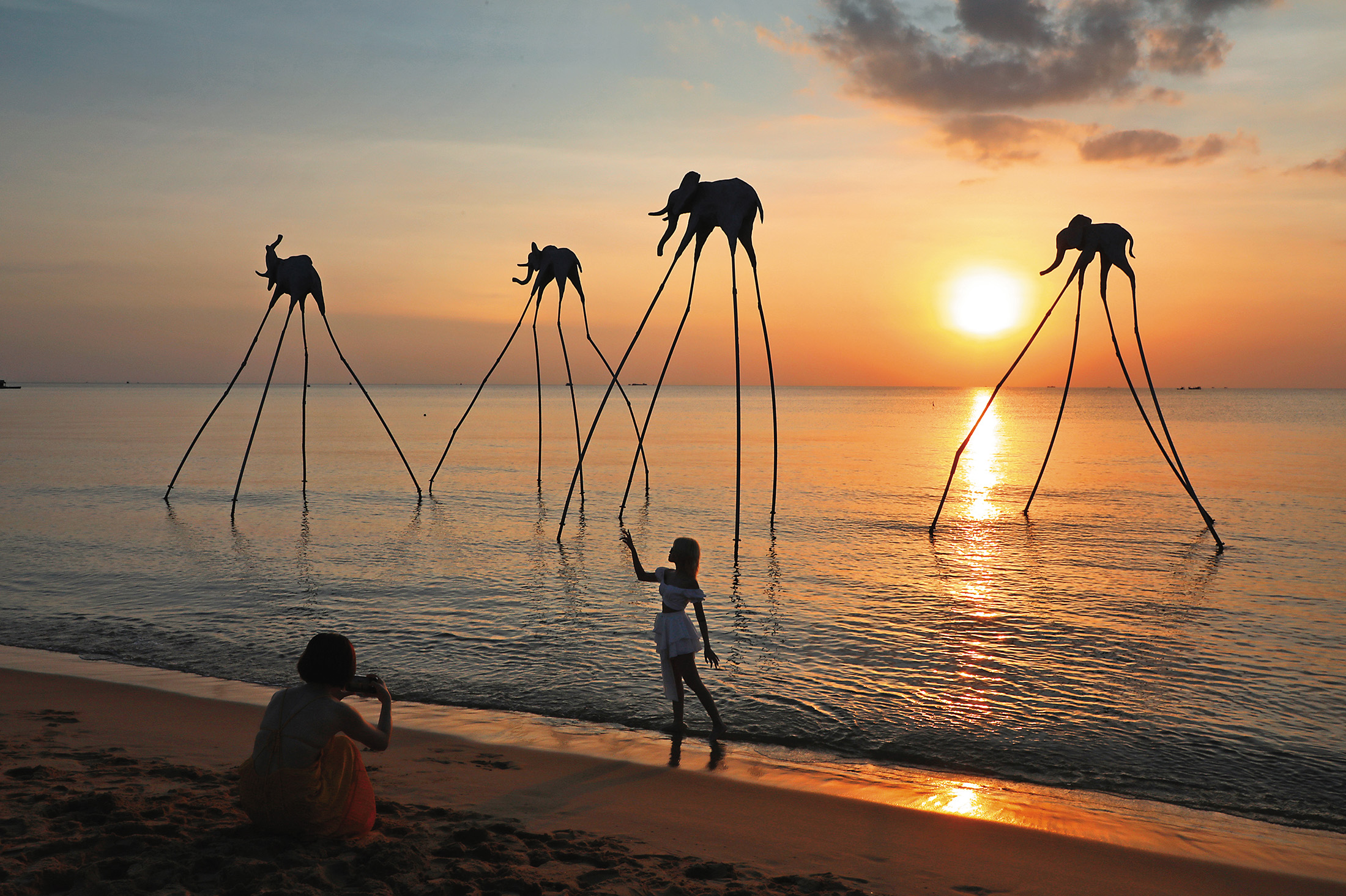位於富國島西部的「Sunset Sanato Beach」，以各種造型奇特的地景裝置藝術而著名，網路上最熱門的打卡照片是以4隻長腿大象造景當作背景。