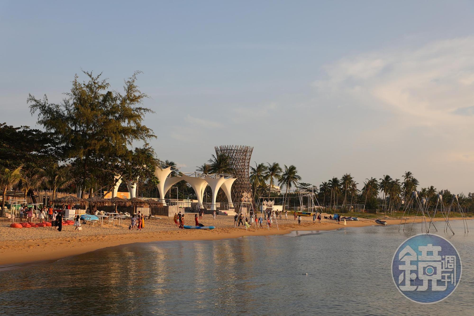 「Sunset Sanato Beach」以潔白細緻的沙灘與可以飽覽落日深受遊客歡迎。