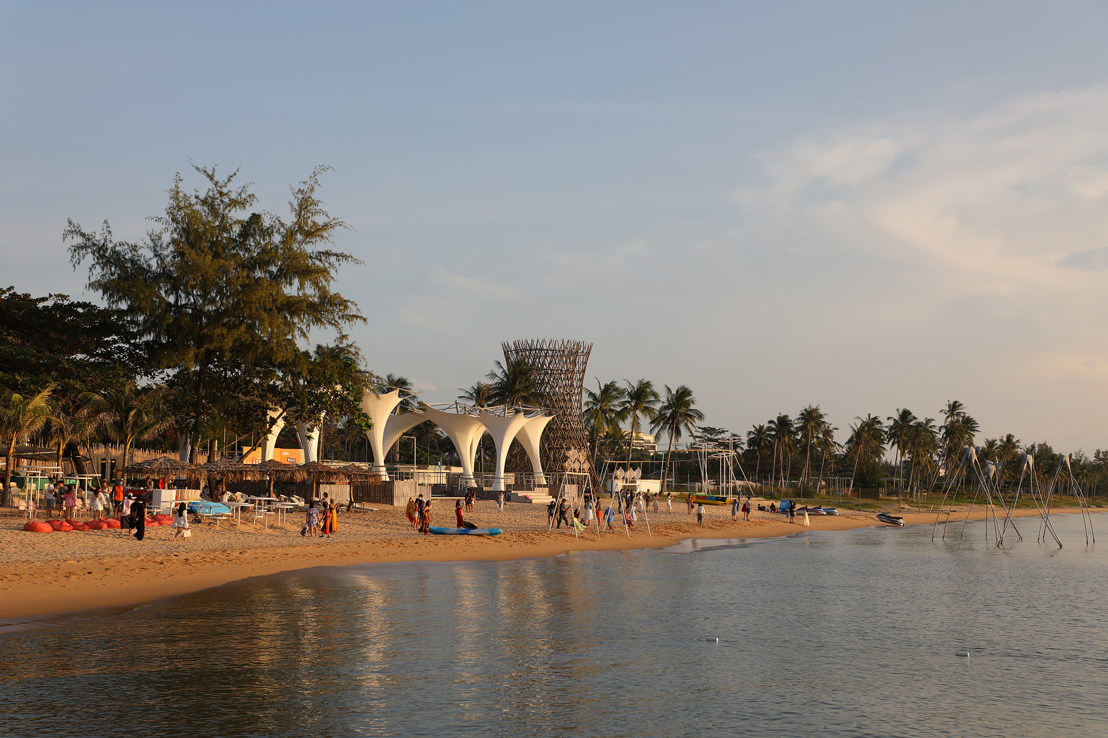 「Sunset Sanato Beach」以潔白細緻的沙灘與可以飽覽落日深受遊客歡迎。