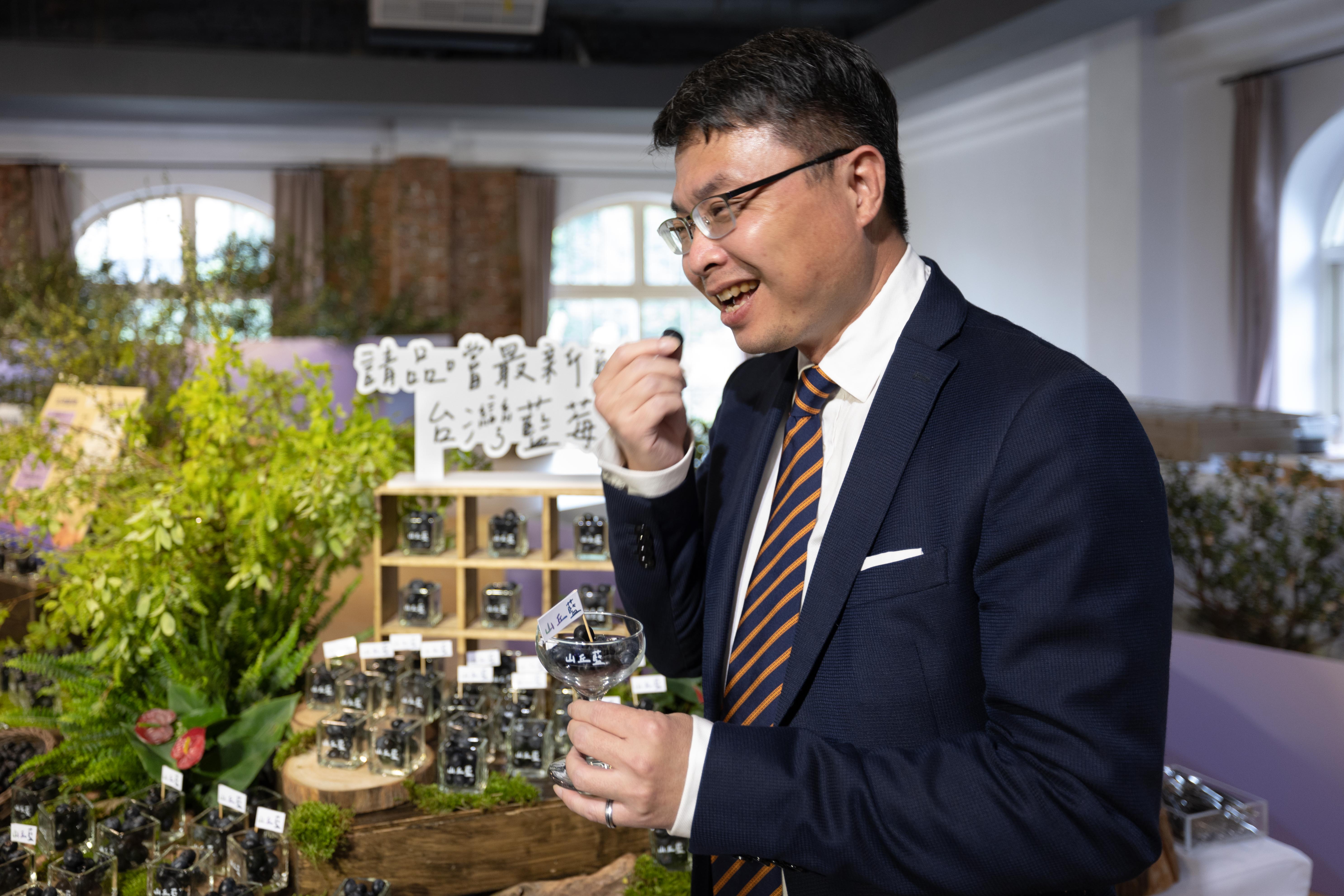 台大園藝暨景觀學系李國譚教授與山丘藍團隊,產學攜手合作,成功讓藍莓在台灣量產。(山丘藍提供)