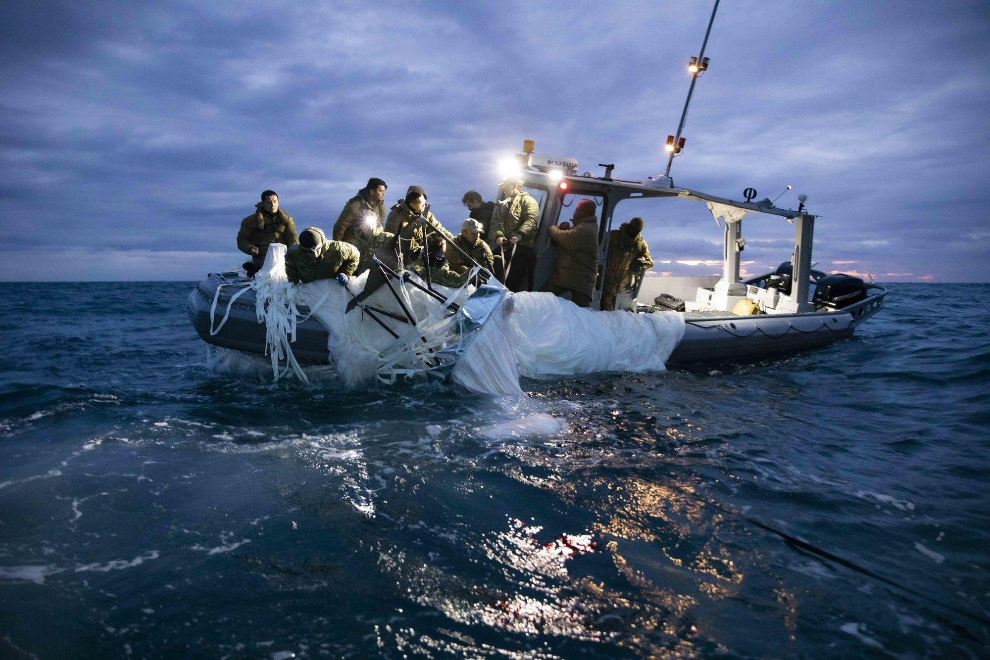 美國日前擊落中國的間諜氣球,並將對其殘骸進行分析。(翻攝自@USFleetForces Twitter)