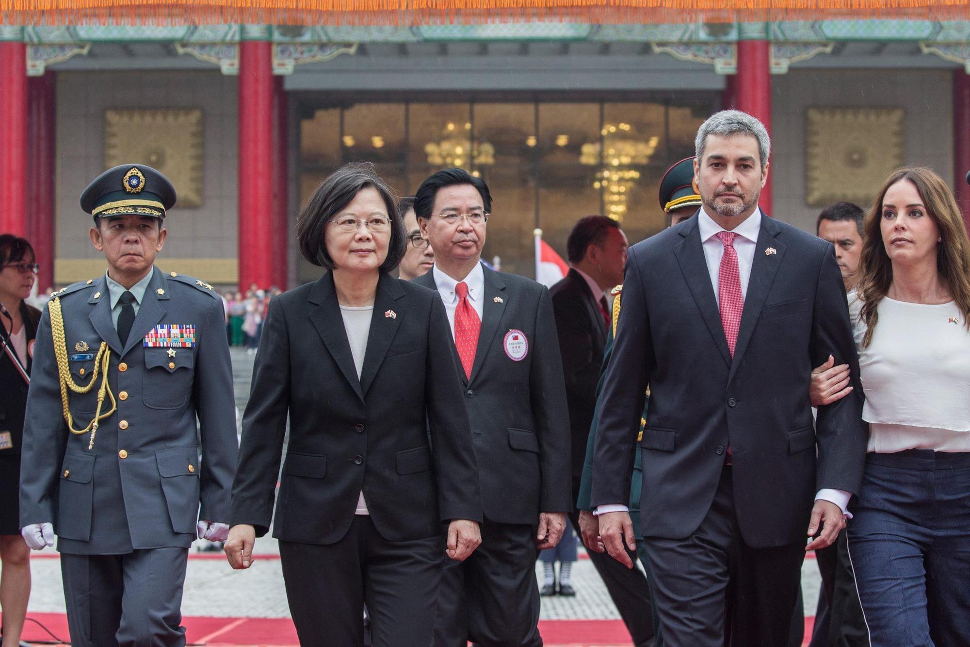 巴拉圭總統阿布鐸夫婦(右)本月將再度來台訪問,蔡英文總統將以盛大軍禮表示歡迎。圖為2018年來訪參加國慶典禮。(總統府提供)