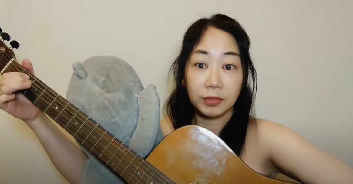 小栗由加YT頻道推出多部全裸自彈自唱影片,觀看數卻少得可憐。(翻攝自おぐりんちょんねる YT頻道)