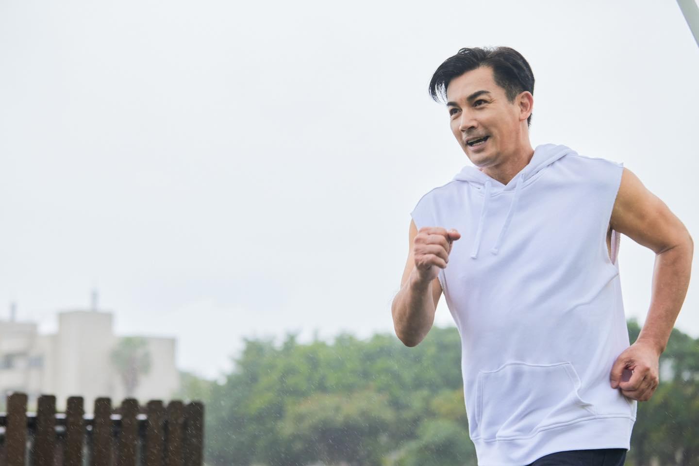 56歲的伊正保養得宜,仍充滿魅力。(翻攝自伊正臉書)