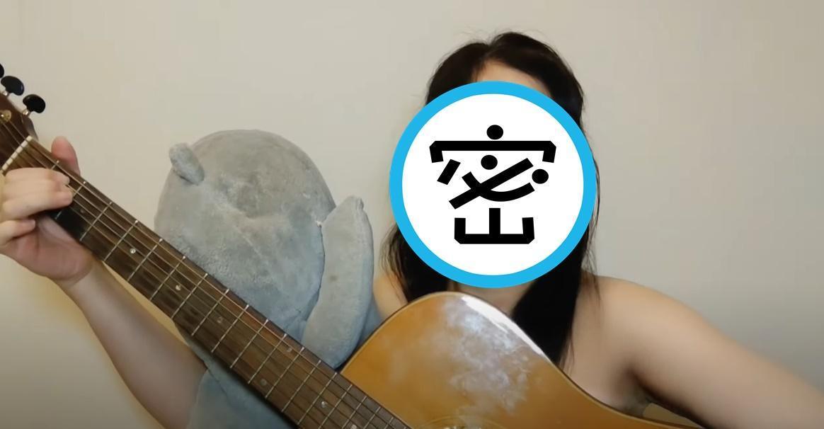 小栗由加YT頻道推出多部全裸自彈自唱影片，觀看數卻少得可憐。（翻攝自おぐりんちょんねる YT頻道）
