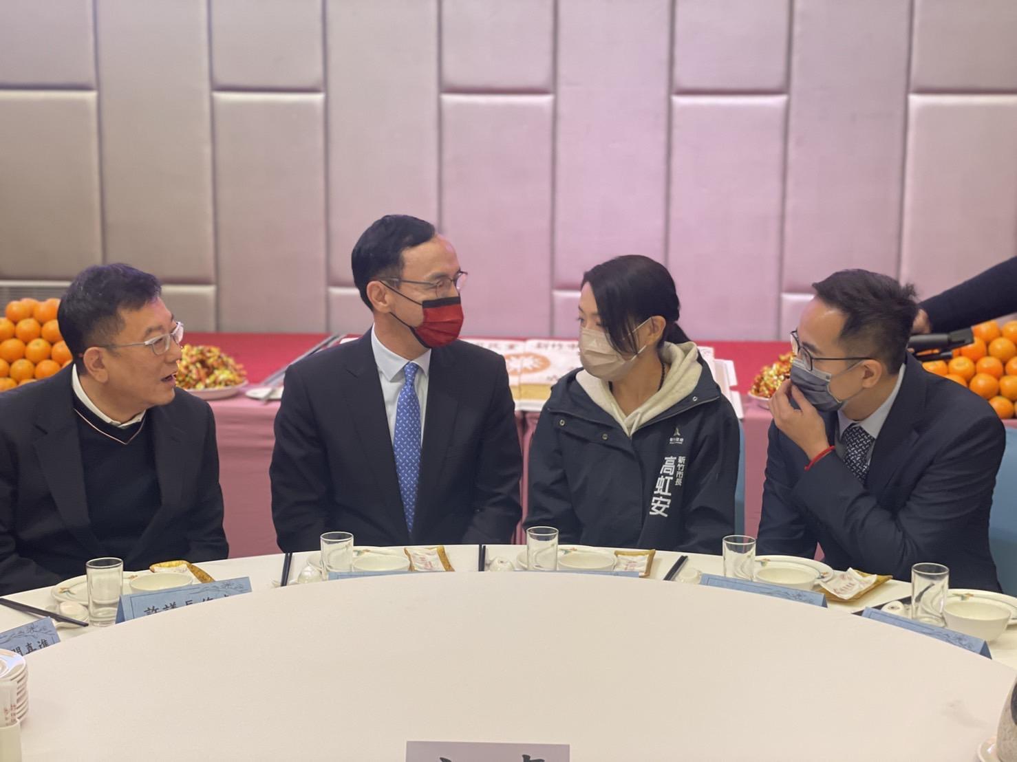 國民黨主席朱立倫(左2)與民眾黨新竹市長高虹安(右2)在國民黨新竹市黨部主委李縉穎(右1)的布達典禮上同台現身,引發外界討論藍白合的可能。左1為新竹市議長許修睿。(國民黨提供)