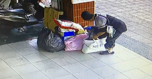 有民眾將捐往土耳其的愛心物資放在台灣基進高雄黨部門口,遭街友全數拿走,台灣基進表示不追究。(翻攝台灣基進高雄黨部臉書)