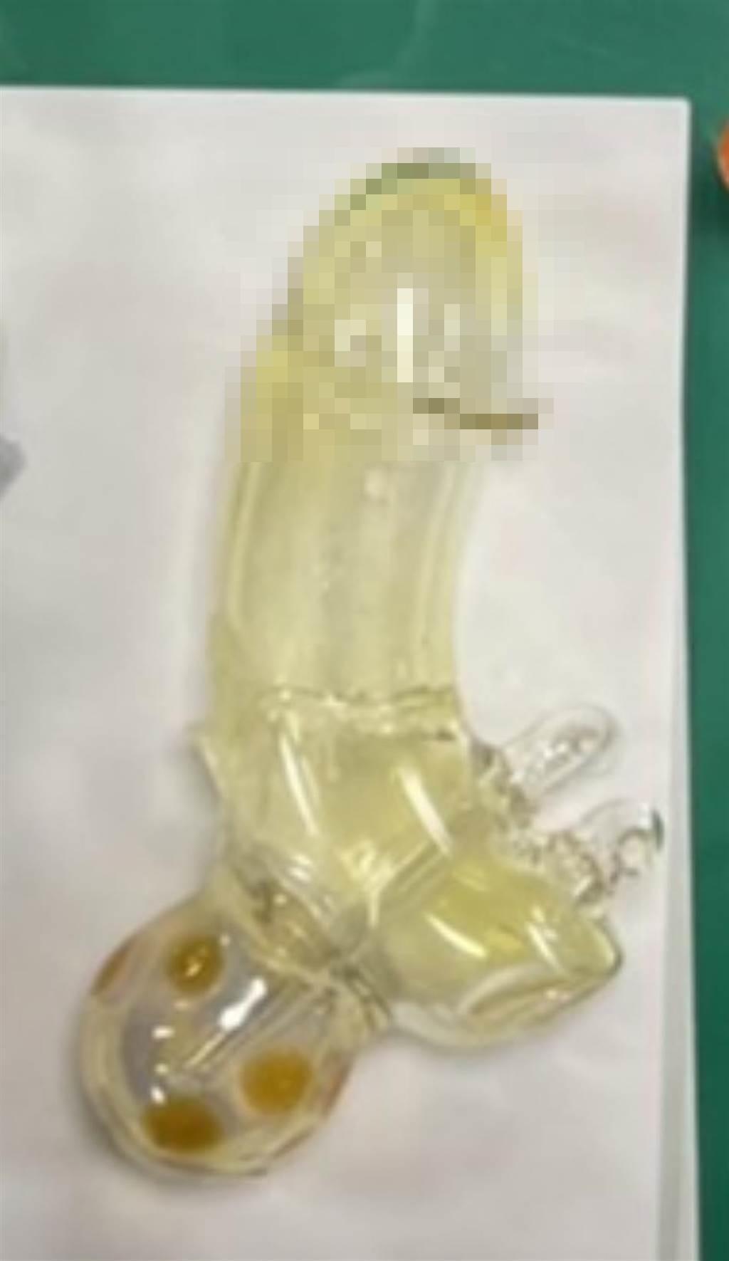 警方搜出陽具造型吸食器。（翻攝畫面）