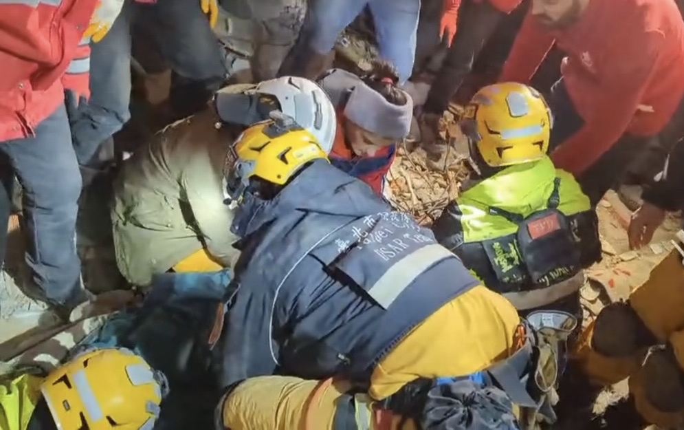 台灣搜救人員協助救援，救出受困民眾。（消防署提供）