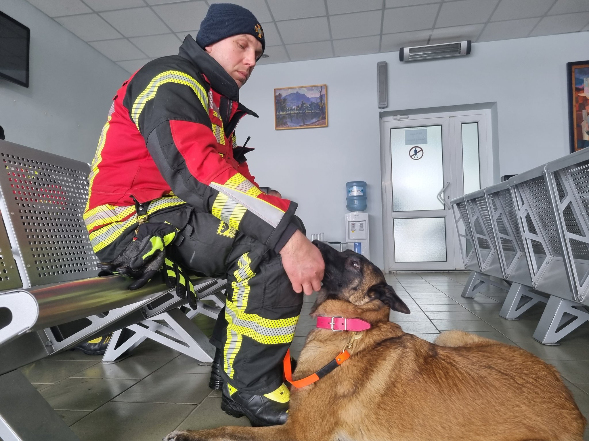烏克蘭儘管國家本身仍在戰爭狀態，仍派出搜救隊前往土耳其支援。（翻攝自@SESU_UA Twitter）