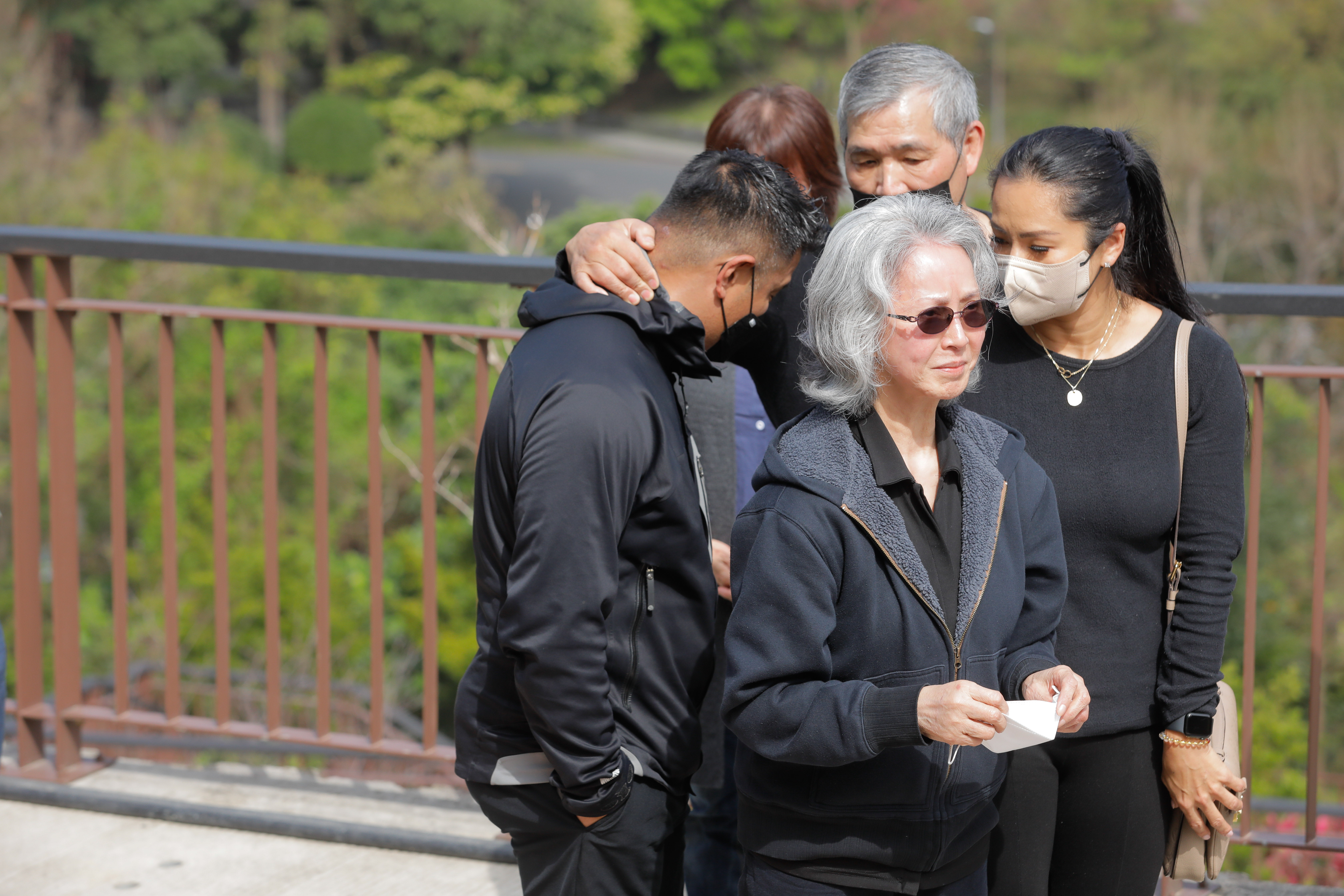 李璇和家人為丁強舉行植葬。