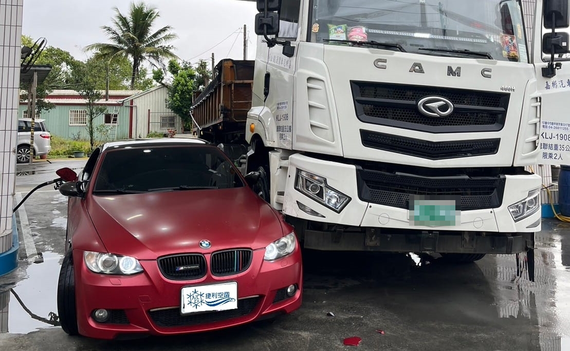 有輛紅色BMW遭到曳引車擦撞騎上去，估計維修費用至少需要40萬元。（翻攝自爆廢公社二館）