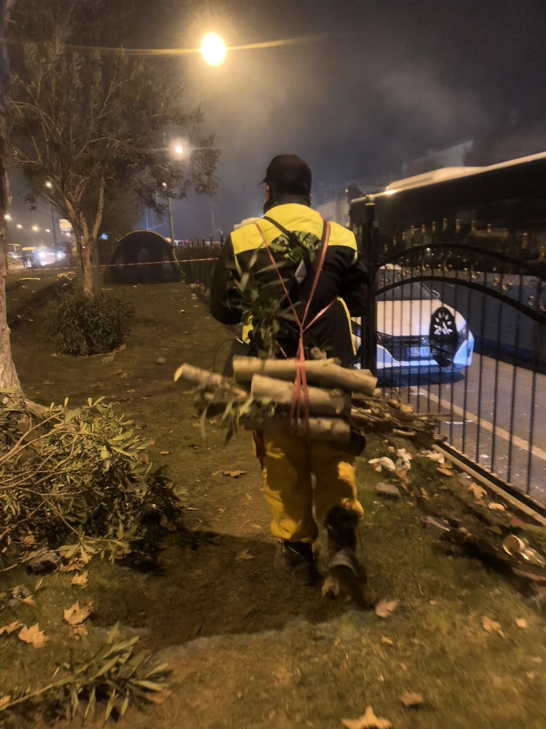 為了抵擋寒意,搜救人員只好伐木砍柴,並取用空油桶生火取暖。(翻攝自臺北市搜救隊臉書)