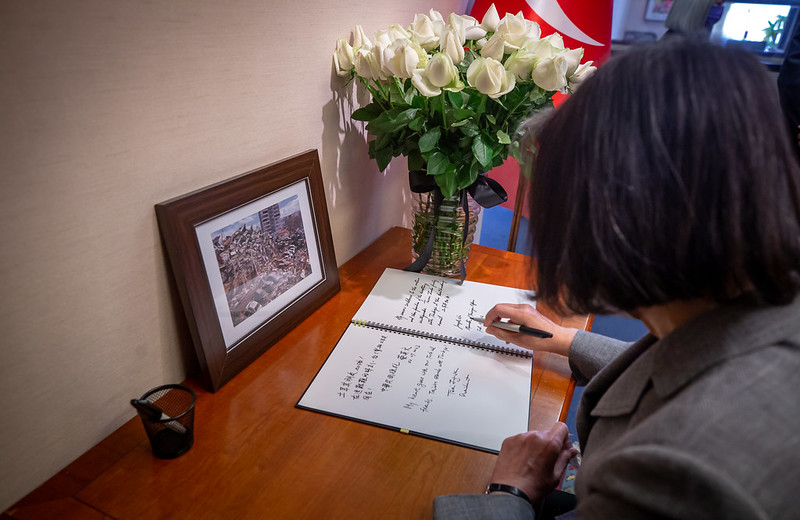 蔡英文今赴土耳其駐台貿易辦事處，弔唁因震災罹難民眾。（總統府提供）