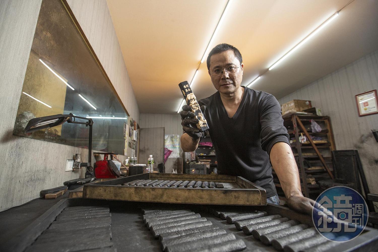 陳俊天年輕時愛玩，後浪子回頭，接手54年老店，繼續製作台灣唯一的松煙墨。