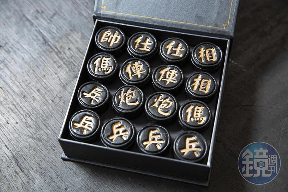 陳俊天做著最傳統的產品，卻不想墨守成規，他跟科技大學的學生合作研發出象棋造型的墨錠。