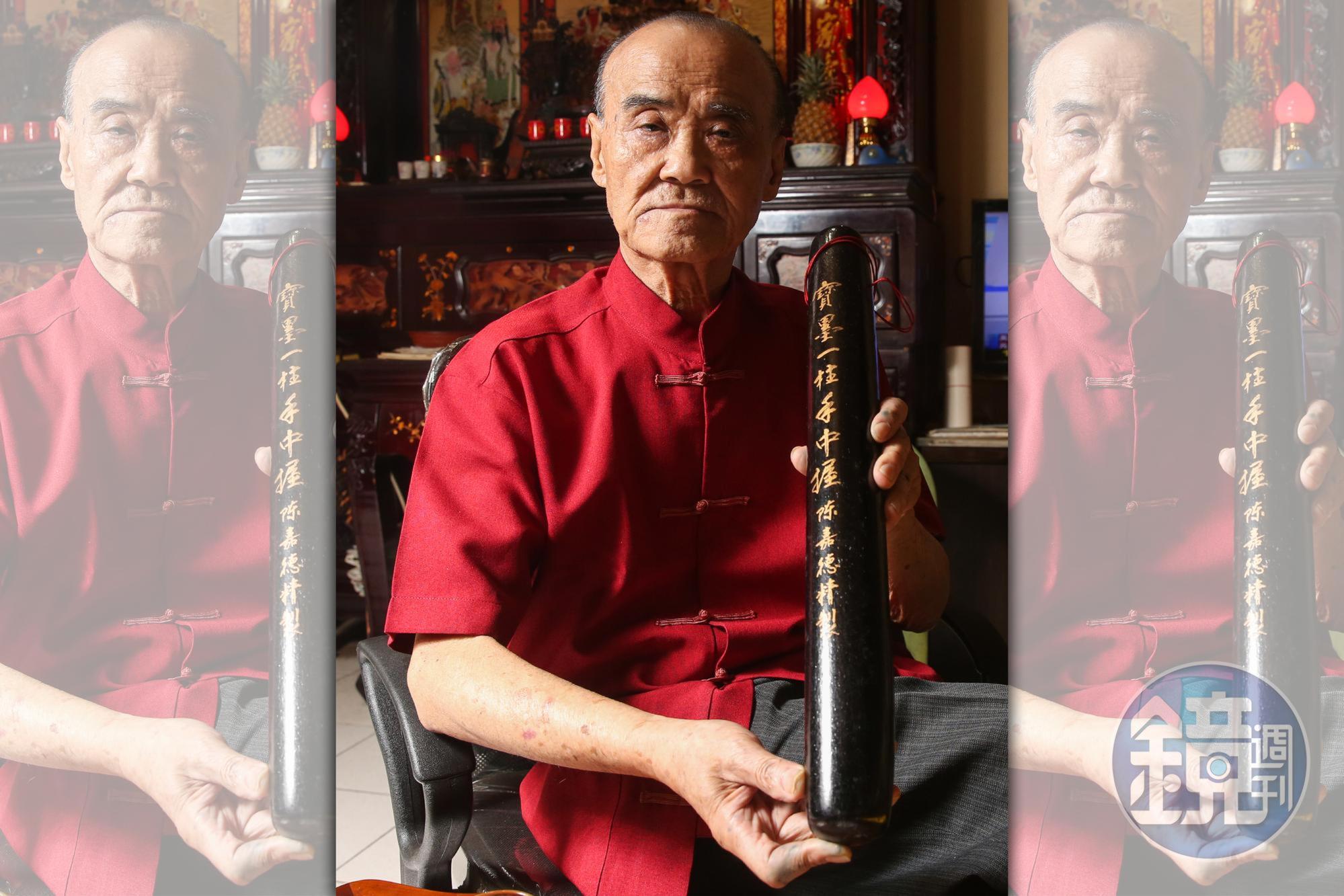 陳嘉德15歲開始學習製墨，是台灣製作松煙墨第一人，2003年獲得薪傳獎，日、韓、中都有人搶買收藏他的作品。