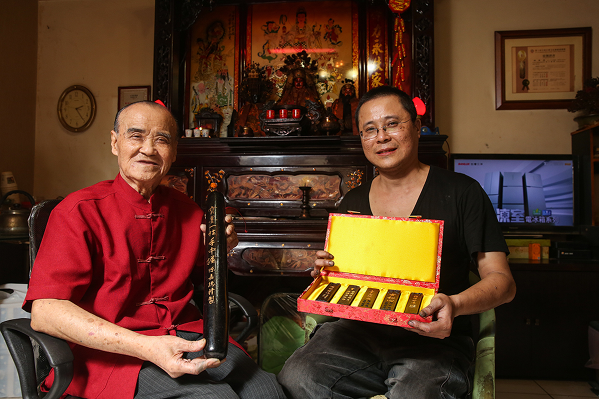 陳嘉德（左）30多年前製作出台灣唯一的頂級松煙墨，因傷退休後，小兒子陳俊天（右）接棒傳承這傳統手工技藝。