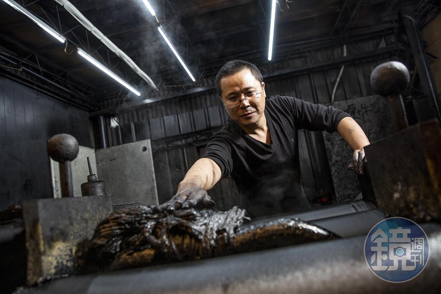 陳俊天年輕時愛玩,後浪子回頭,接手54年老店,繼續製作台灣唯一的松煙墨。