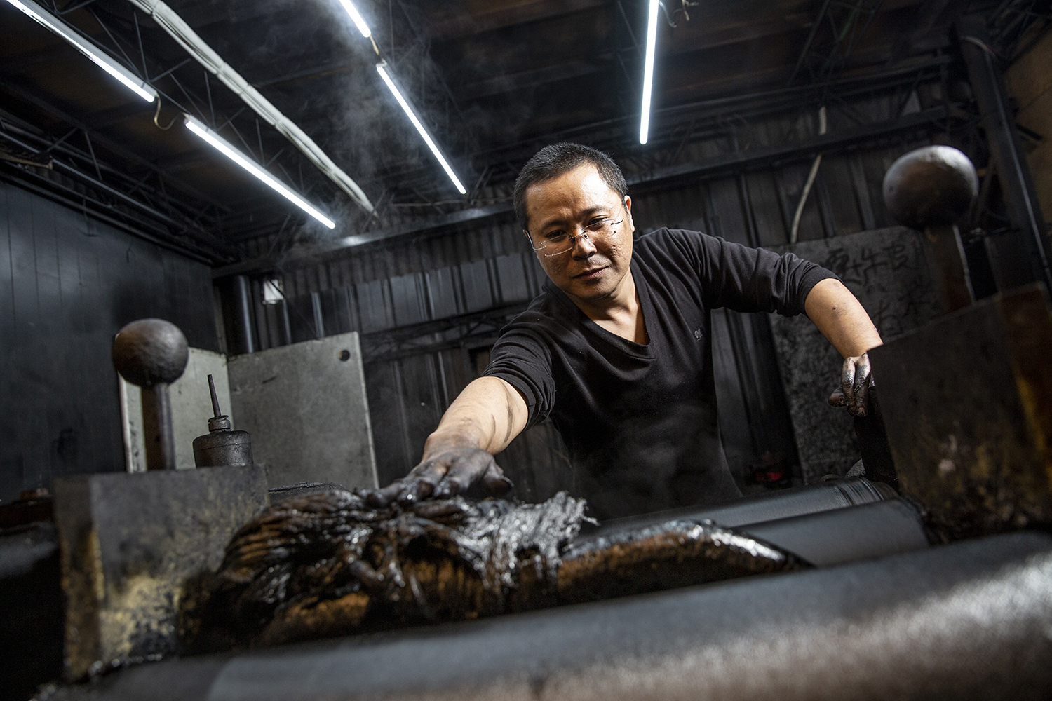 陳俊天年輕時愛玩，後浪子回頭，接手54年老店，繼續製作台灣唯一的松煙墨。