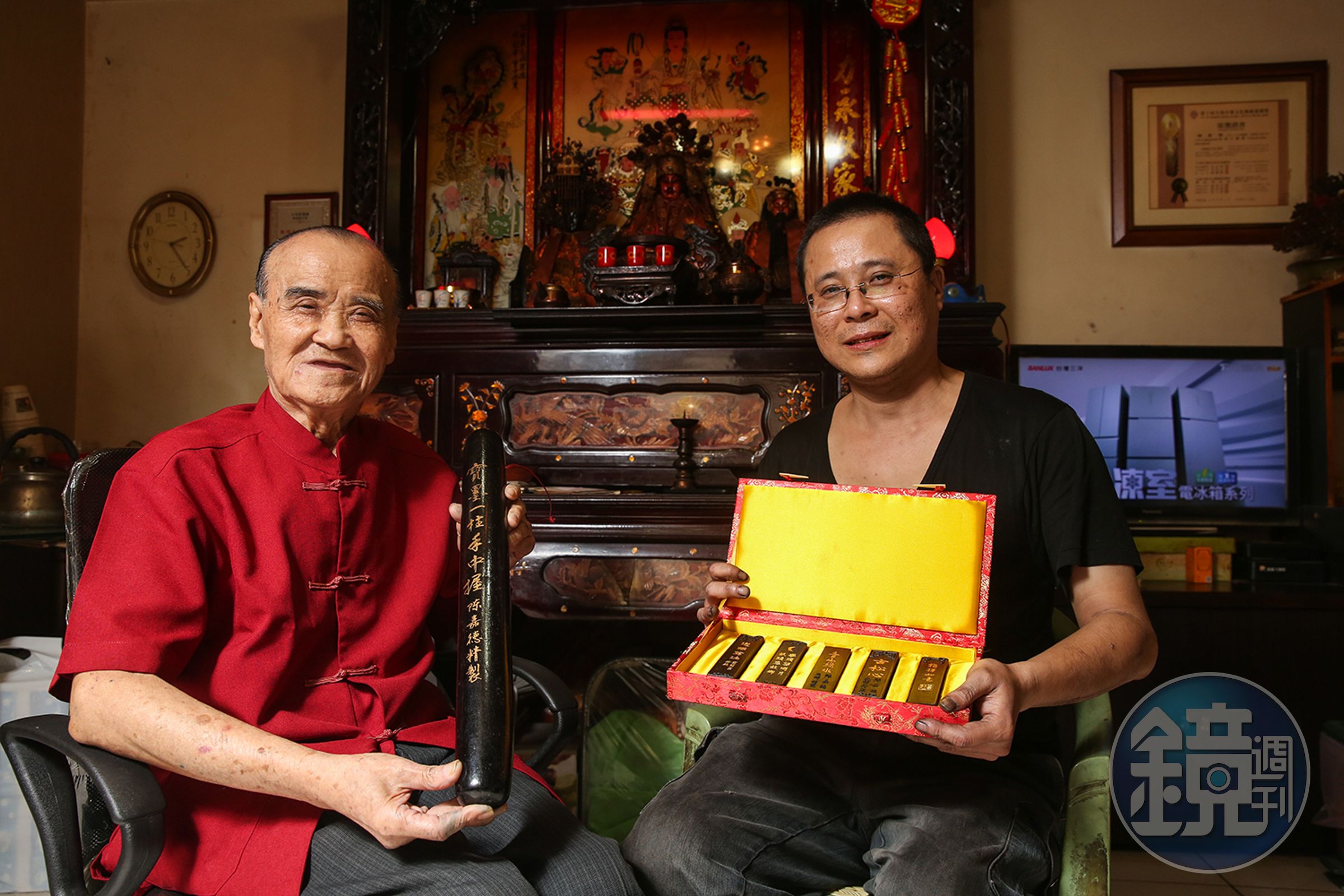 陳嘉德(左)三十多年前製作出台灣唯一的頂級松煙墨,因傷退休後,小兒子陳俊天(右)接棒傳承這傳統手工技藝。