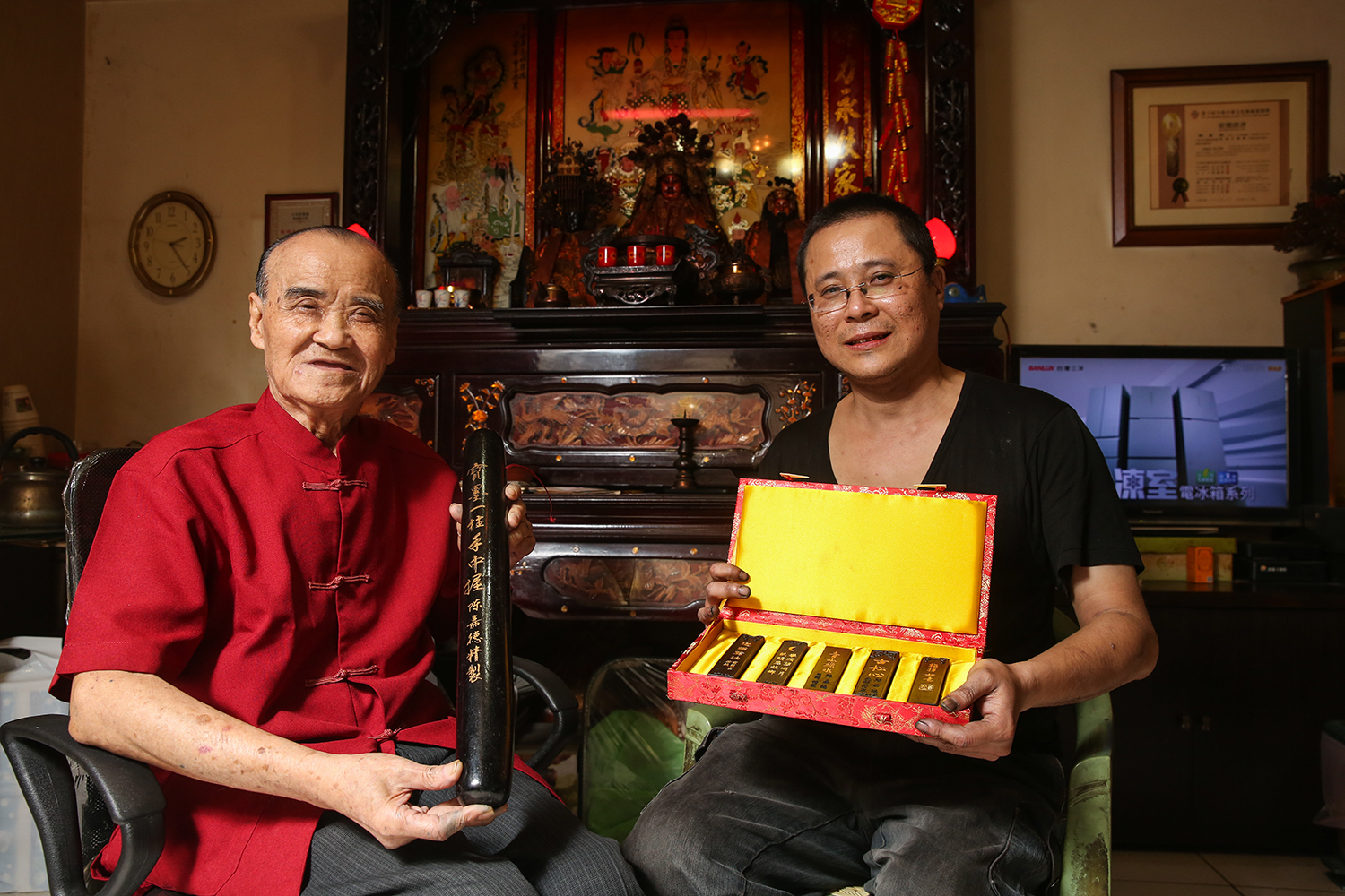 陳嘉德（左）三十多年前製作出台灣唯一的頂級松煙墨，因傷退休後，小兒子陳俊天（右）接棒傳承這傳統手工技藝。