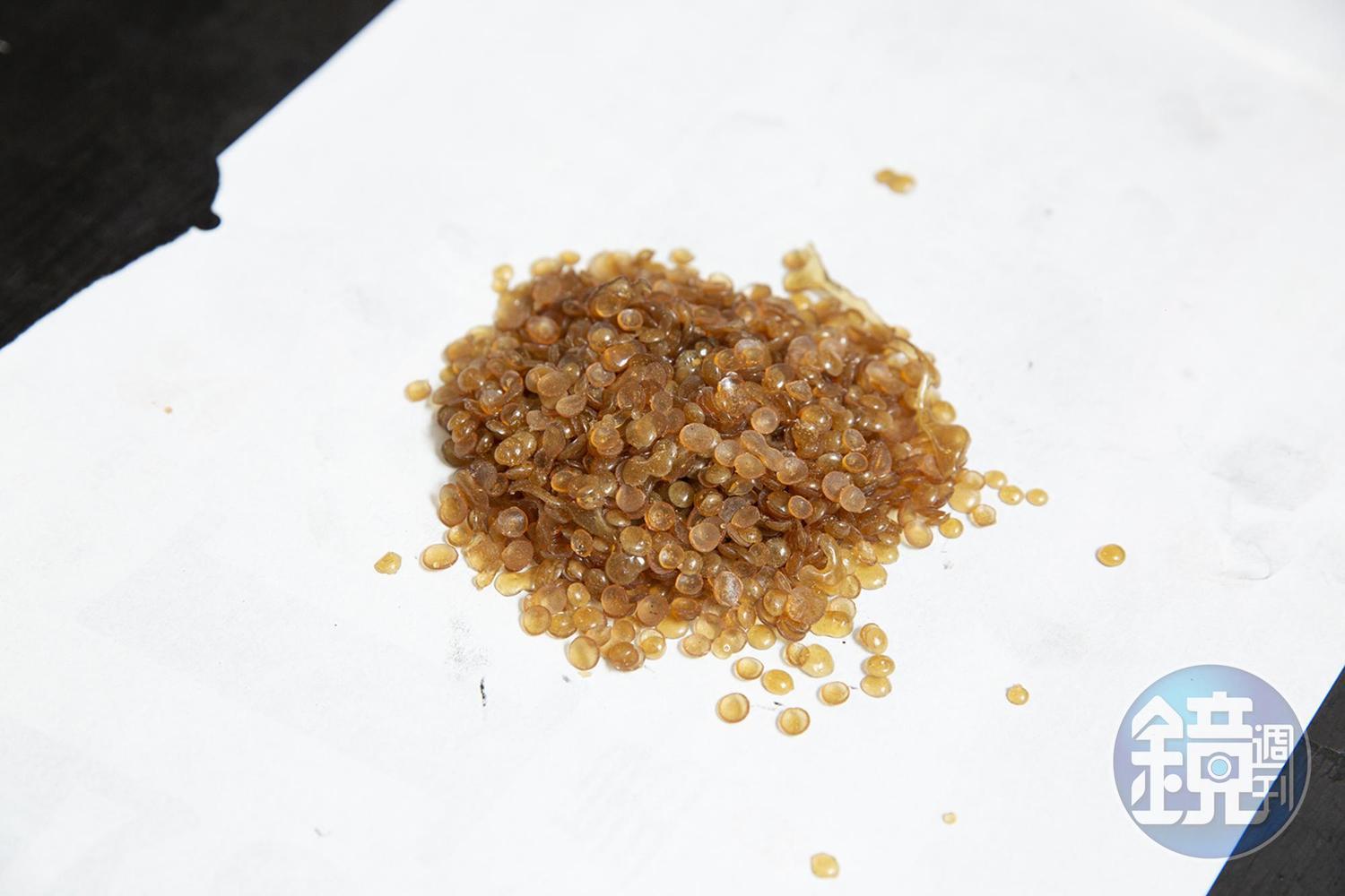 松煙墨成分天然,以燃燒松木獲取的松煙粉末、冰片和牛皮膠加工製成。