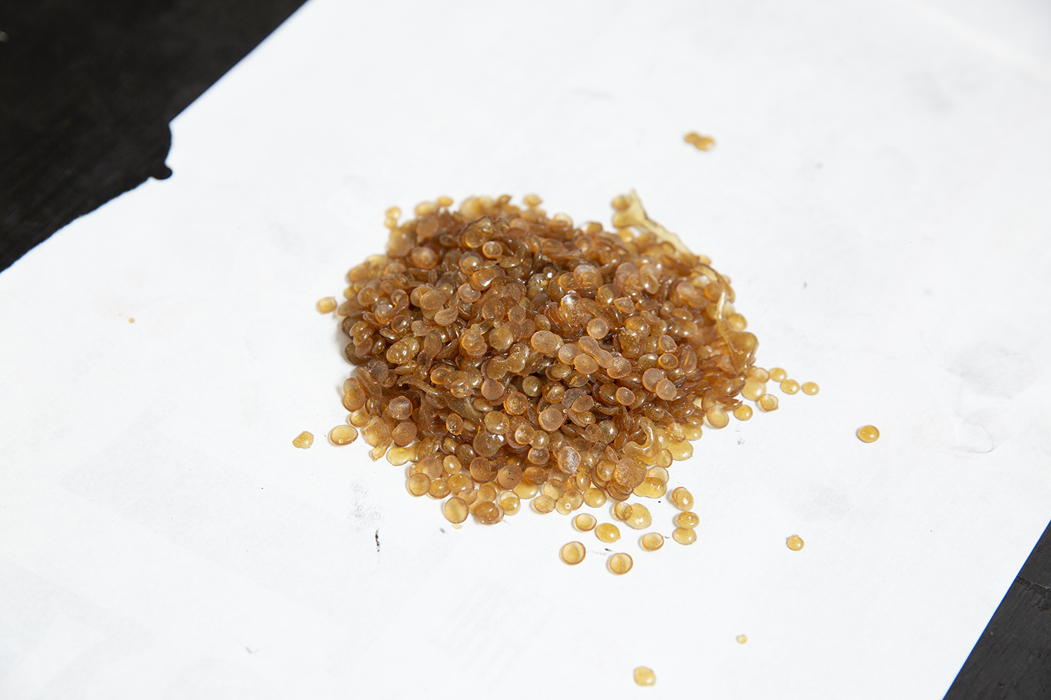 松煙墨成分天然，以燃燒松木獲取的松煙粉末、冰片和牛皮膠加工製成。