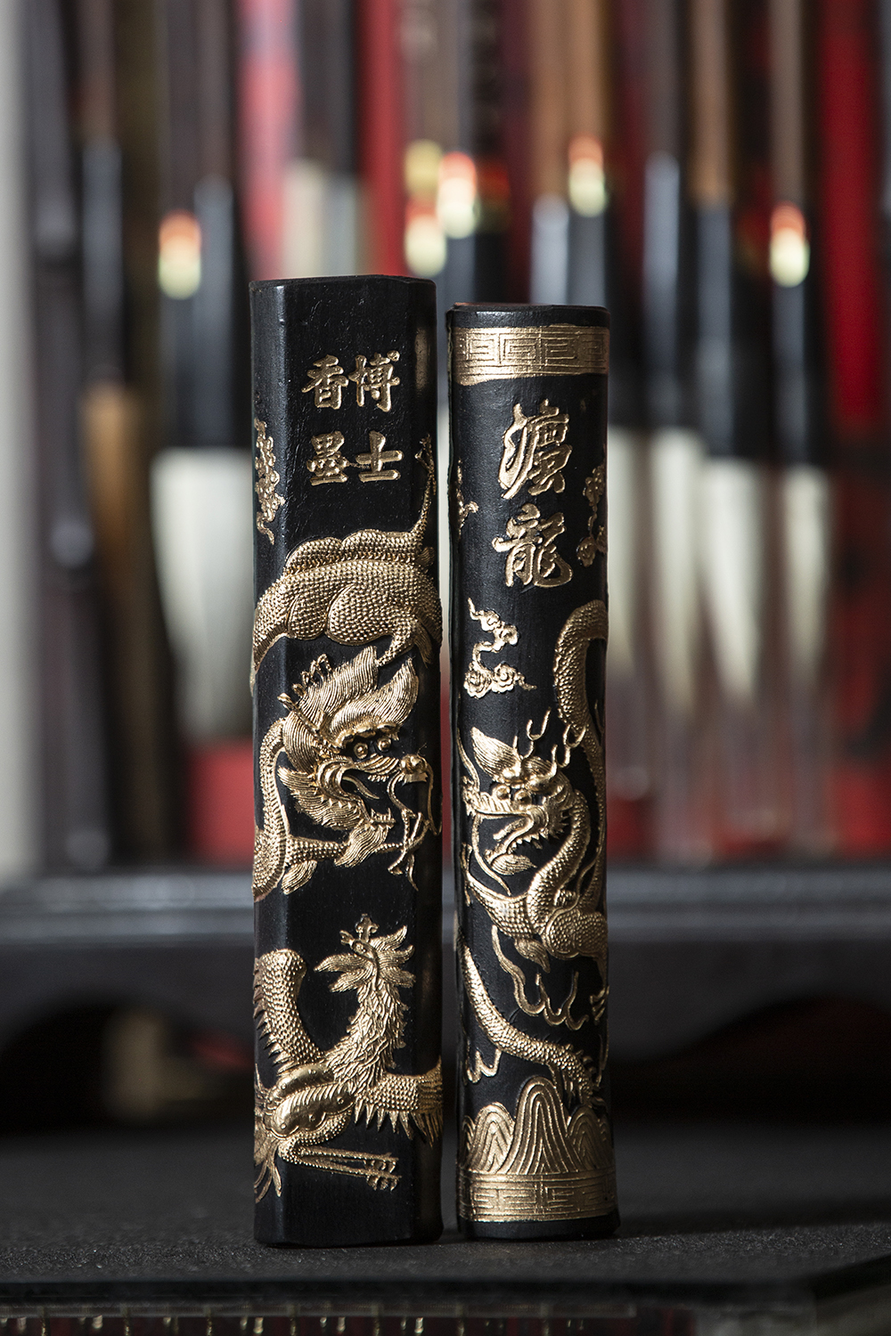 半斤龍鳳套組墨條，除了受到收藏家喜愛，許多法師相信漆上龍的圖騰畫符法力更強，因此購買。（1萬5千元／組）