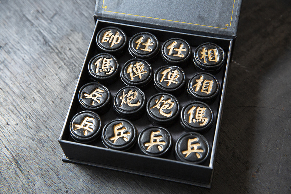 陳俊天做著最傳統的產品，卻不想墨守成規，他跟科技大學的學生合作研發出象棋造型的墨錠。
