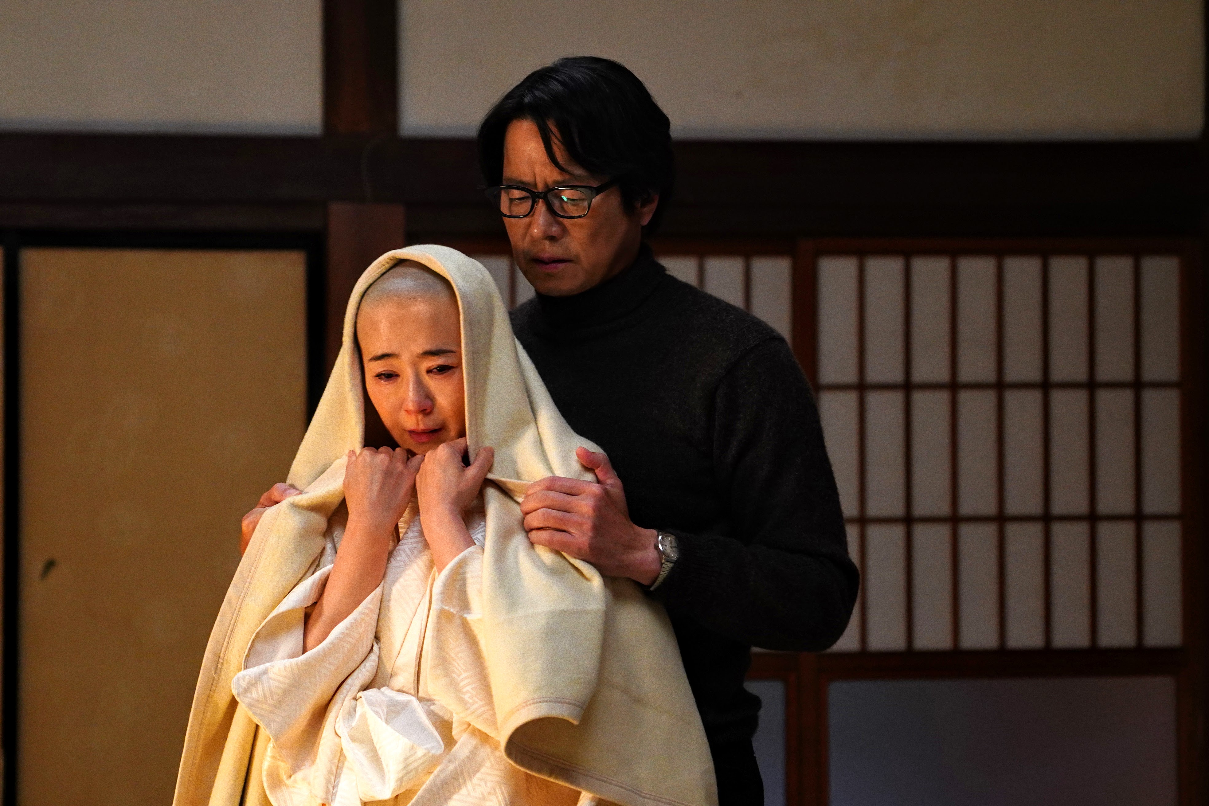 《愛情失格》改編自日本小說《在那裡的鬼》,寺島忍(左)為斬斷與豐川悅司的不倫戀而出家。(原創娛樂提供)