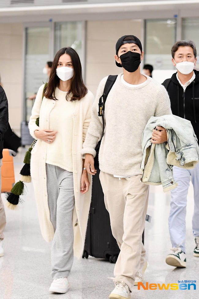 宋仲基（右）認愛前就帶著老婆凱蒂一起飛往海外跑行程。（翻攝自Newsen）
