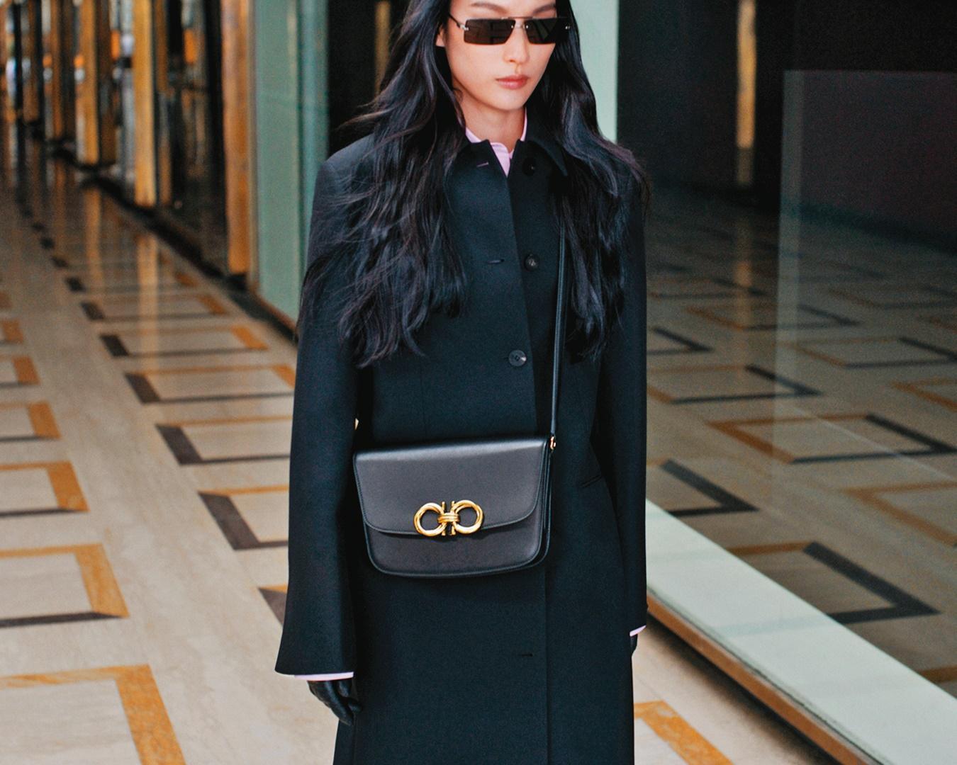 黑色皮革Gancini扣飾肩背包 NT$92,900(Ferragamo提供)