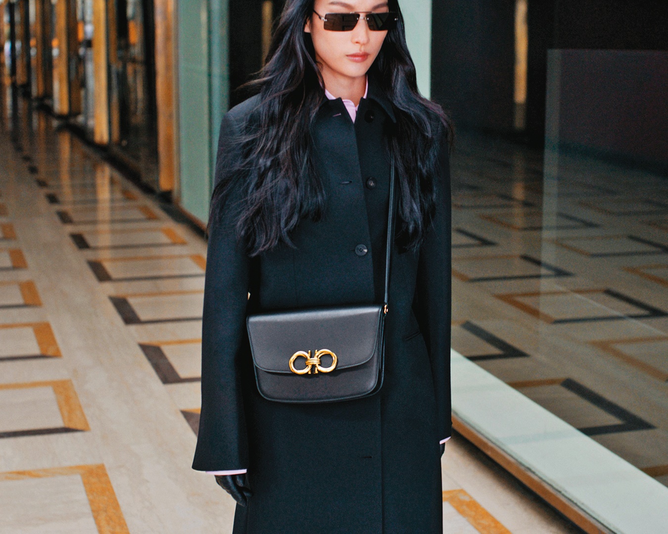 黑色皮革Gancini扣飾肩背包 NT$92,900（Ferragamo提供）