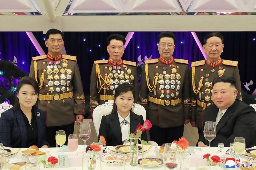 北韓人民軍建軍75週年活動上,金主愛直接坐在C位拍照。(翻攝自朝中社)