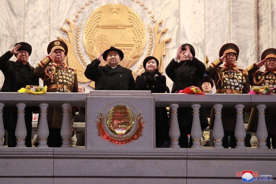 金主愛隨金正恩觀禮,依然占據C位。(翻攝自朝中社)