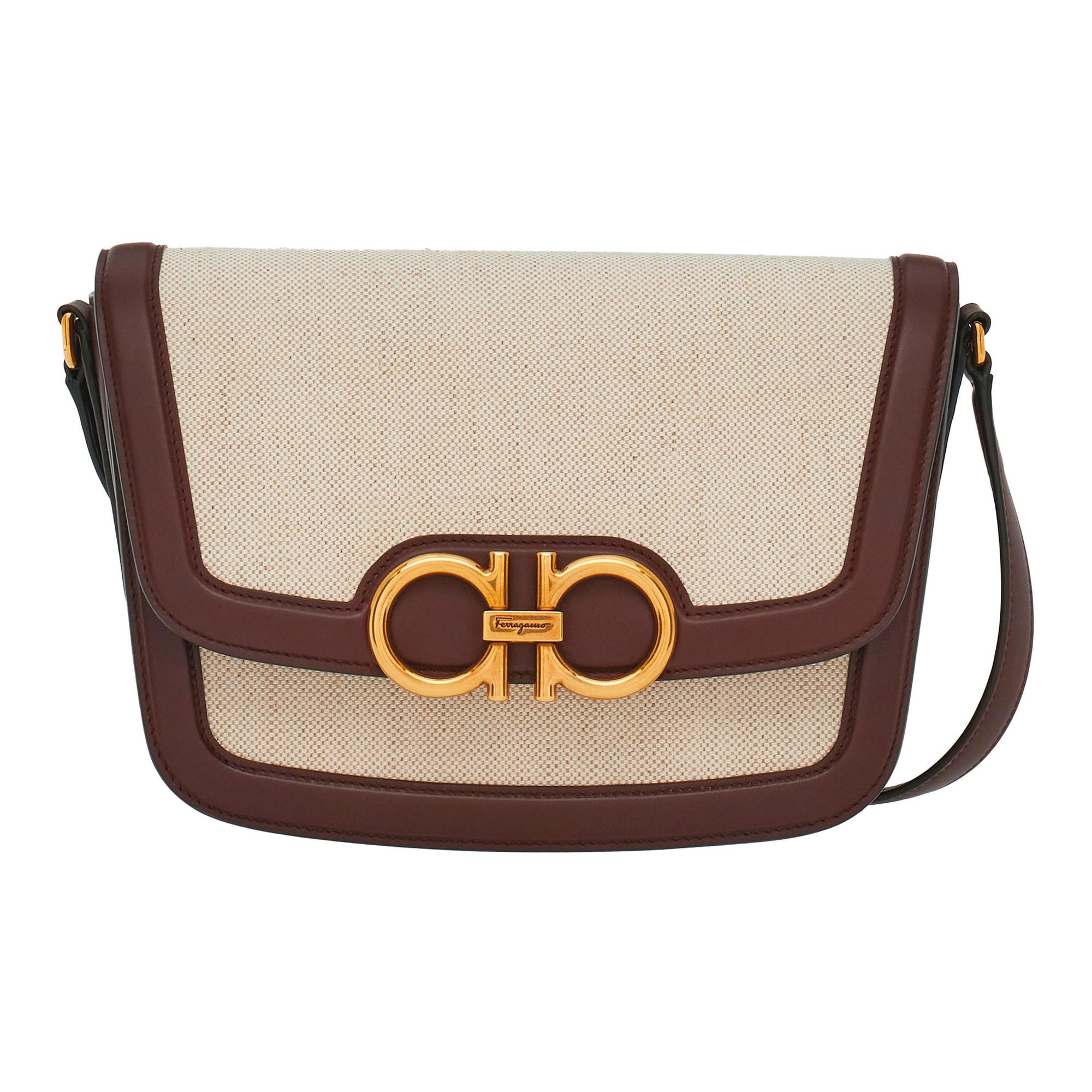 米色帆布Gancini扣飾肩背包 NT$92,900(Ferragamo提供)