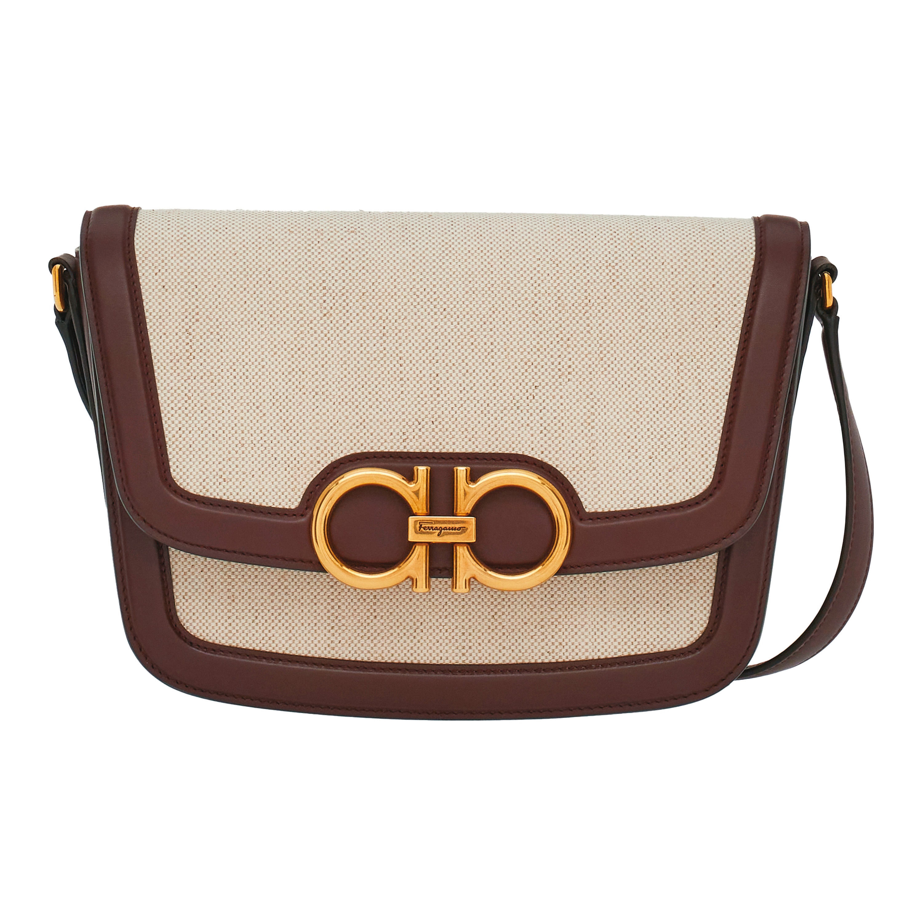 米色帆布Gancini扣飾肩背包 NT$92,900（Ferragamo提供）
