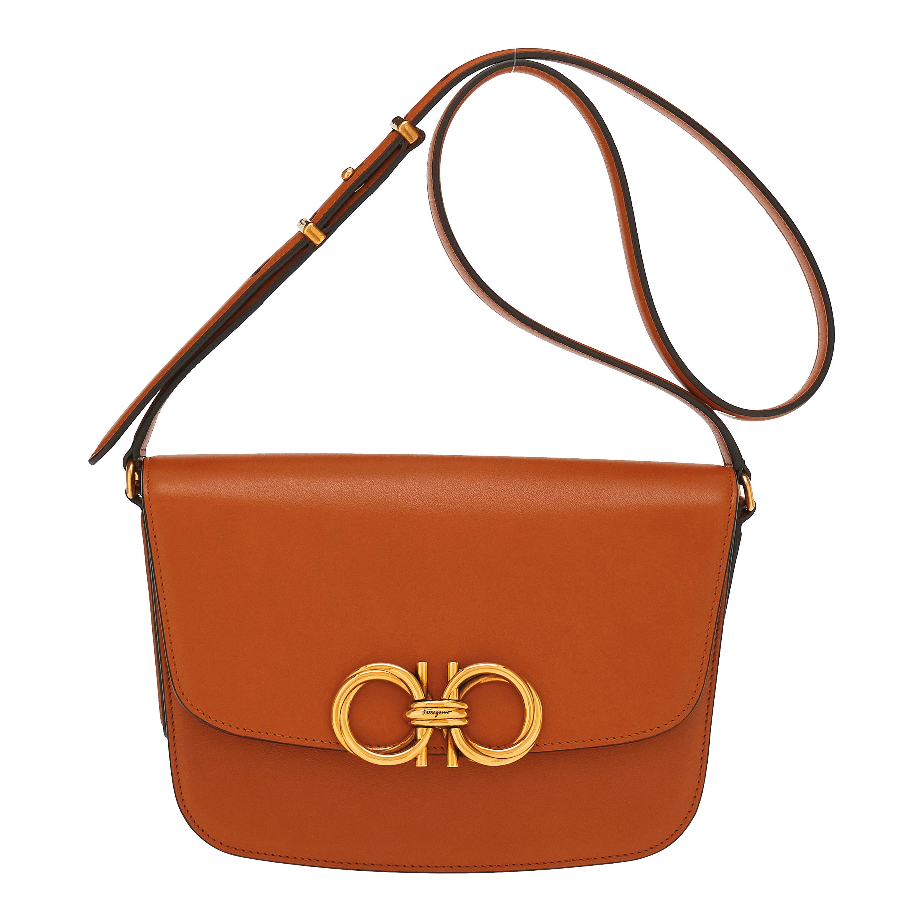 駝色皮革Gancini扣飾肩背包 NT$92,900（Ferragamo提供）