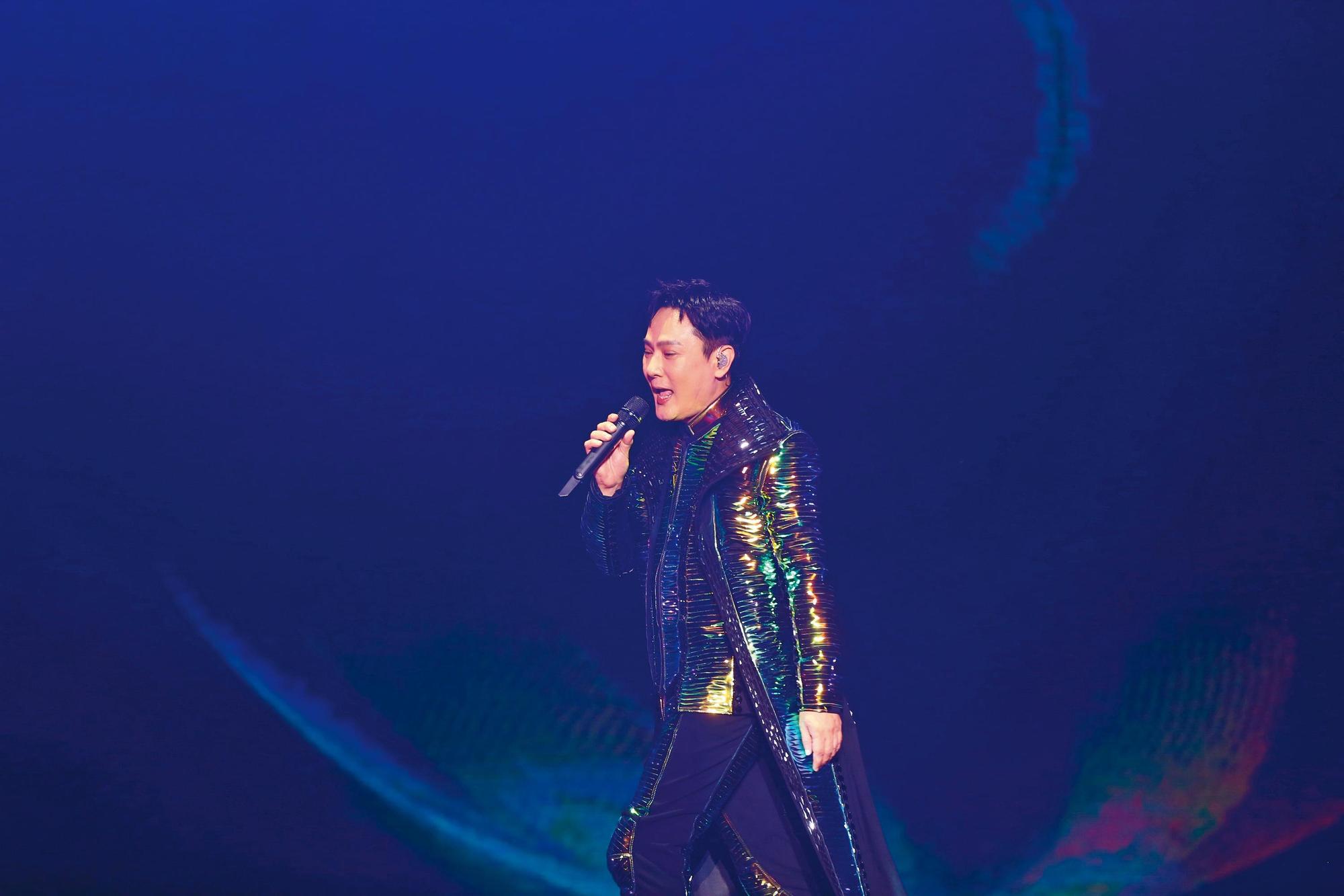  前年底，張信哲在中國大陸海口辦過「未來式2.0」演唱會首場，遇到颱風，他說那經歷就像坐雲霄飛車。（東方IC）
