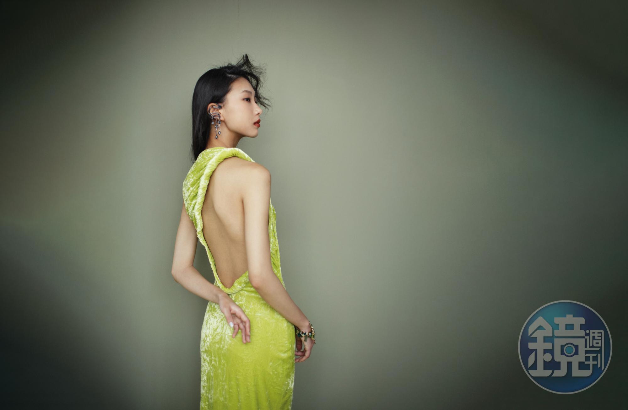捲邊絲絨洋裝 價格店洽 by VERSACE 耳掛式耳環 NT$1,499 by H&M Gema項鍊(作為手環) NT$18,000 by SWAROVSKI。