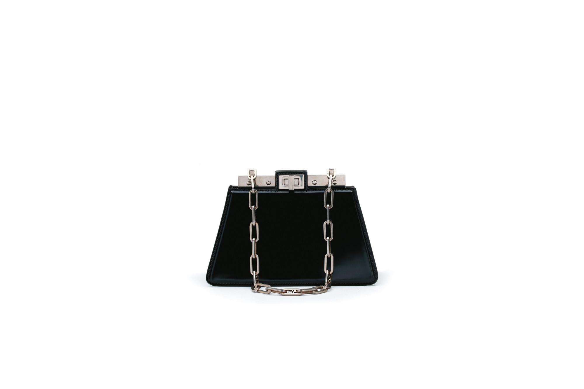 Mini尺寸Peekaboo Cut包款 Mini NT$135,000(FENDI提供)