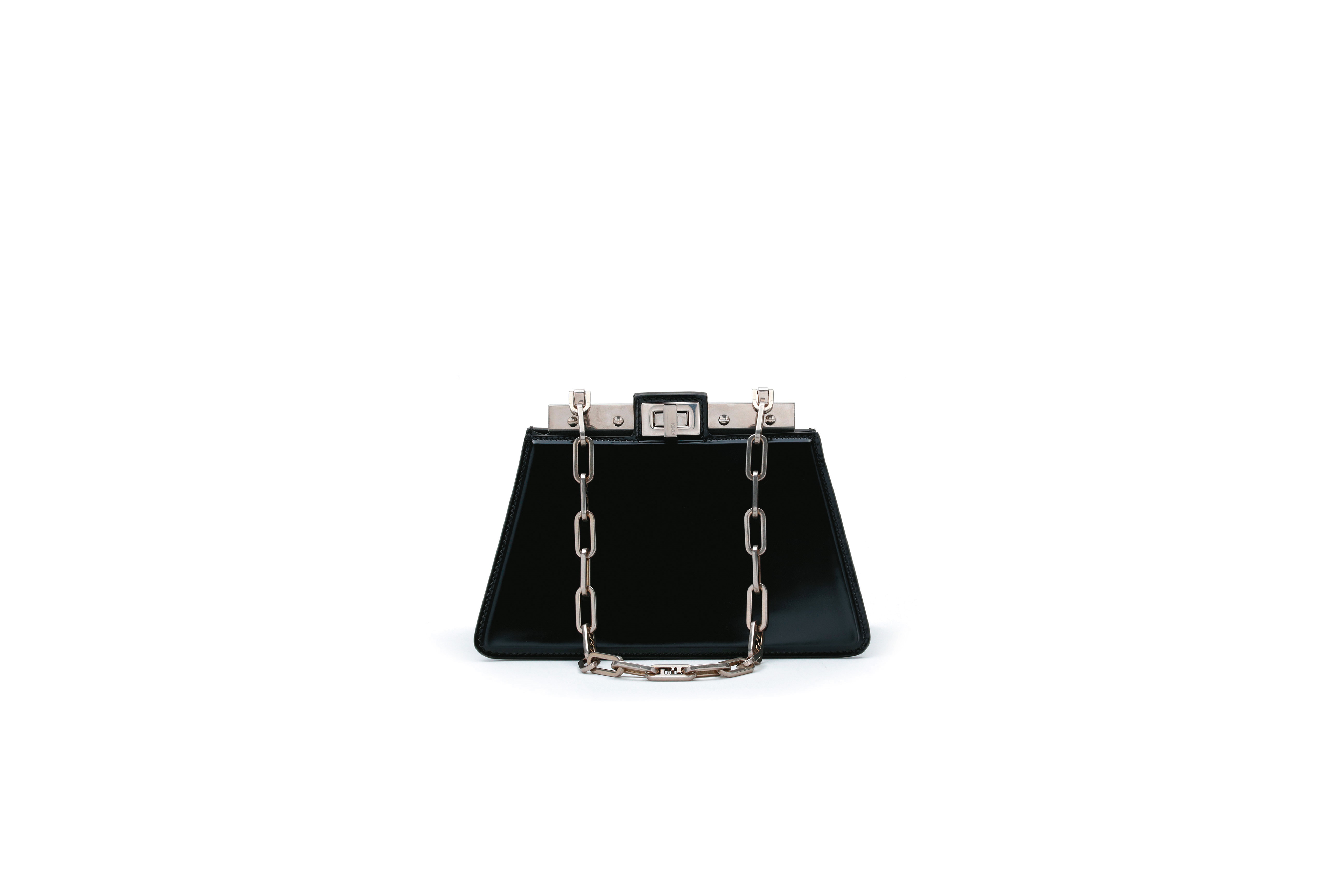 Mini尺寸Peekaboo Cut包款 Mini NT$135,000（FENDI提供）