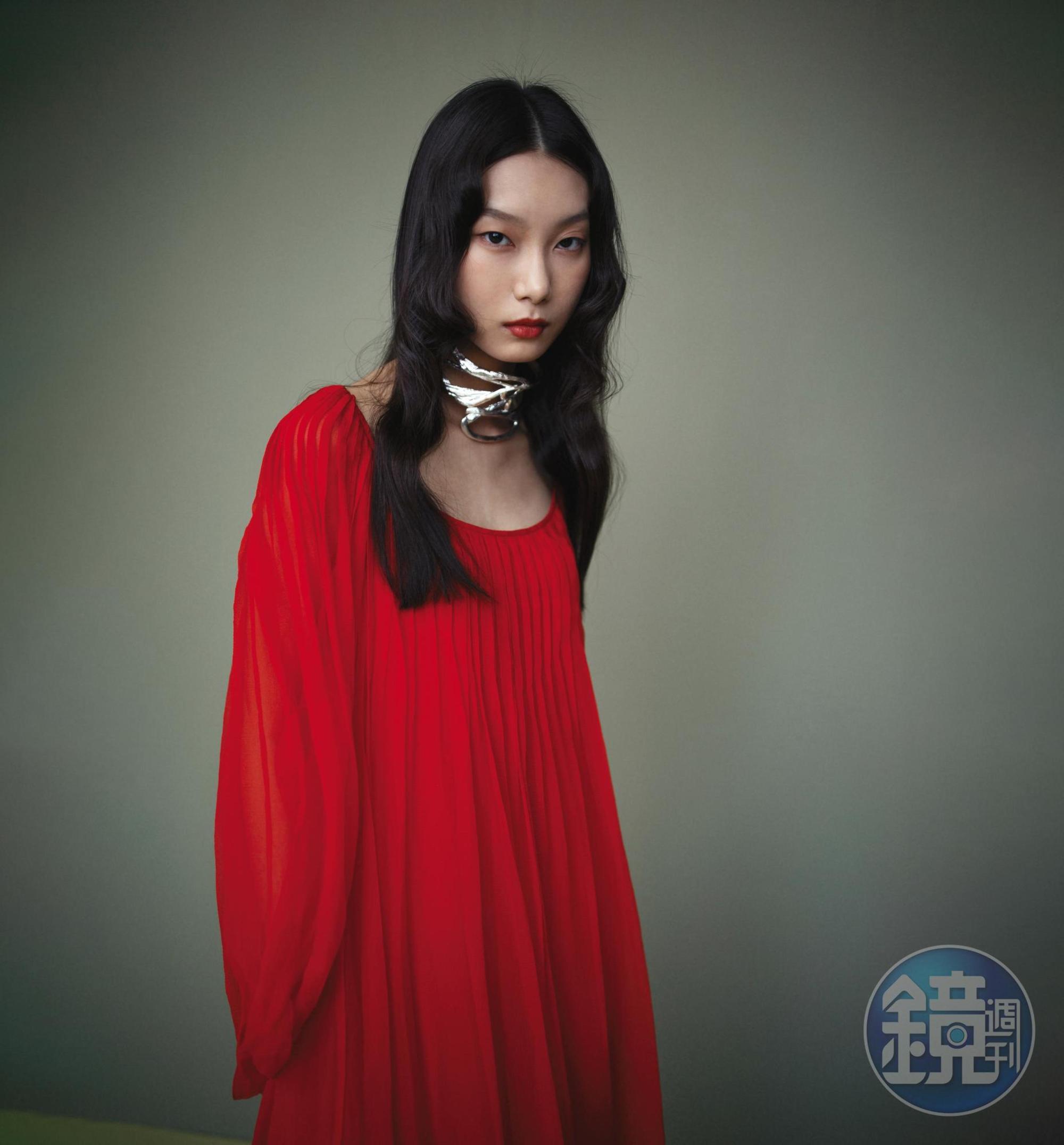 紅色絲質薄紗洋裝 NT$155,100 by Chloé 頸環 NT$2,499 by H&M。