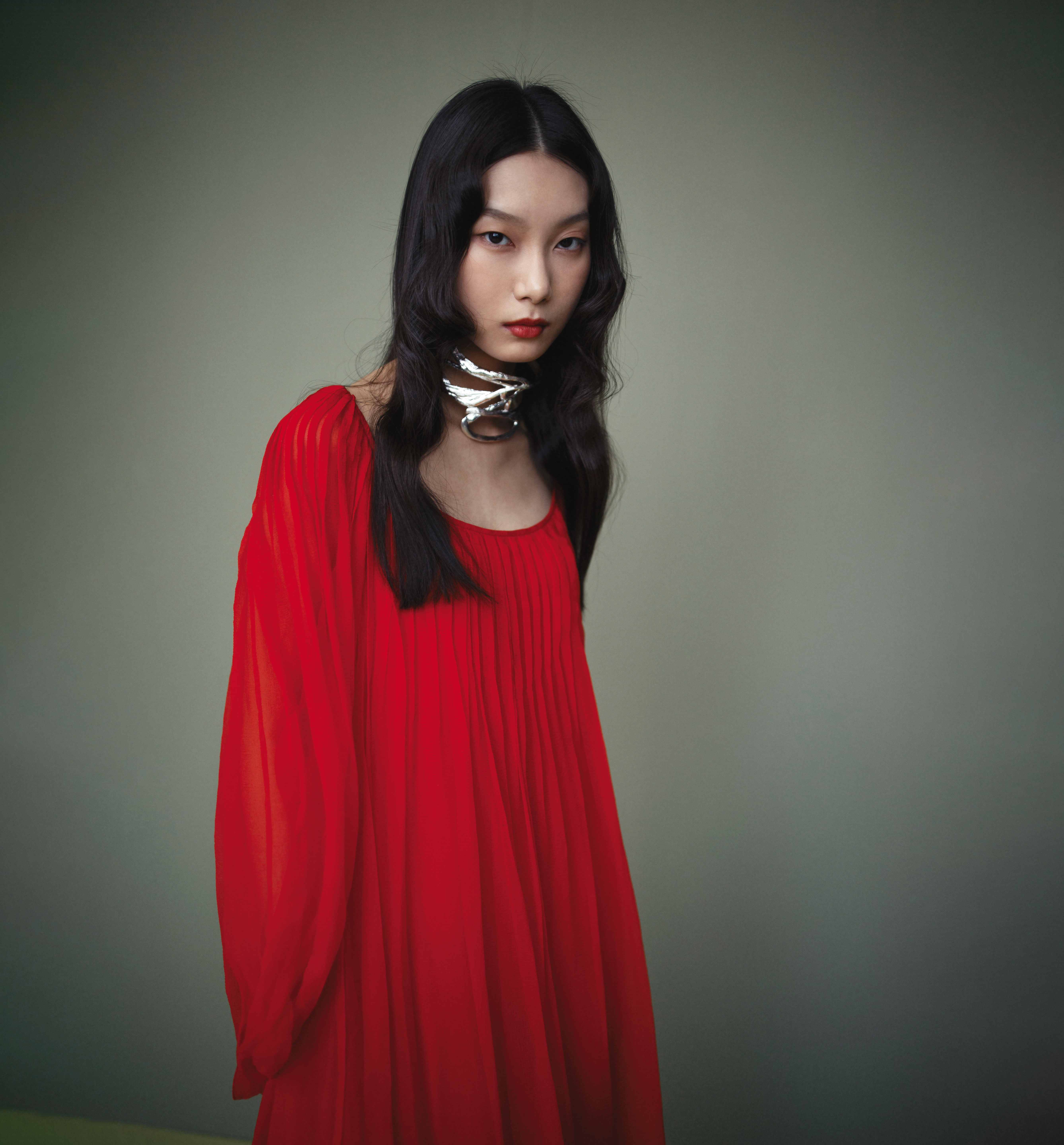紅色絲質薄紗洋裝 NT$155,100 by Chloé 頸環 NT$2,499 by H&M。