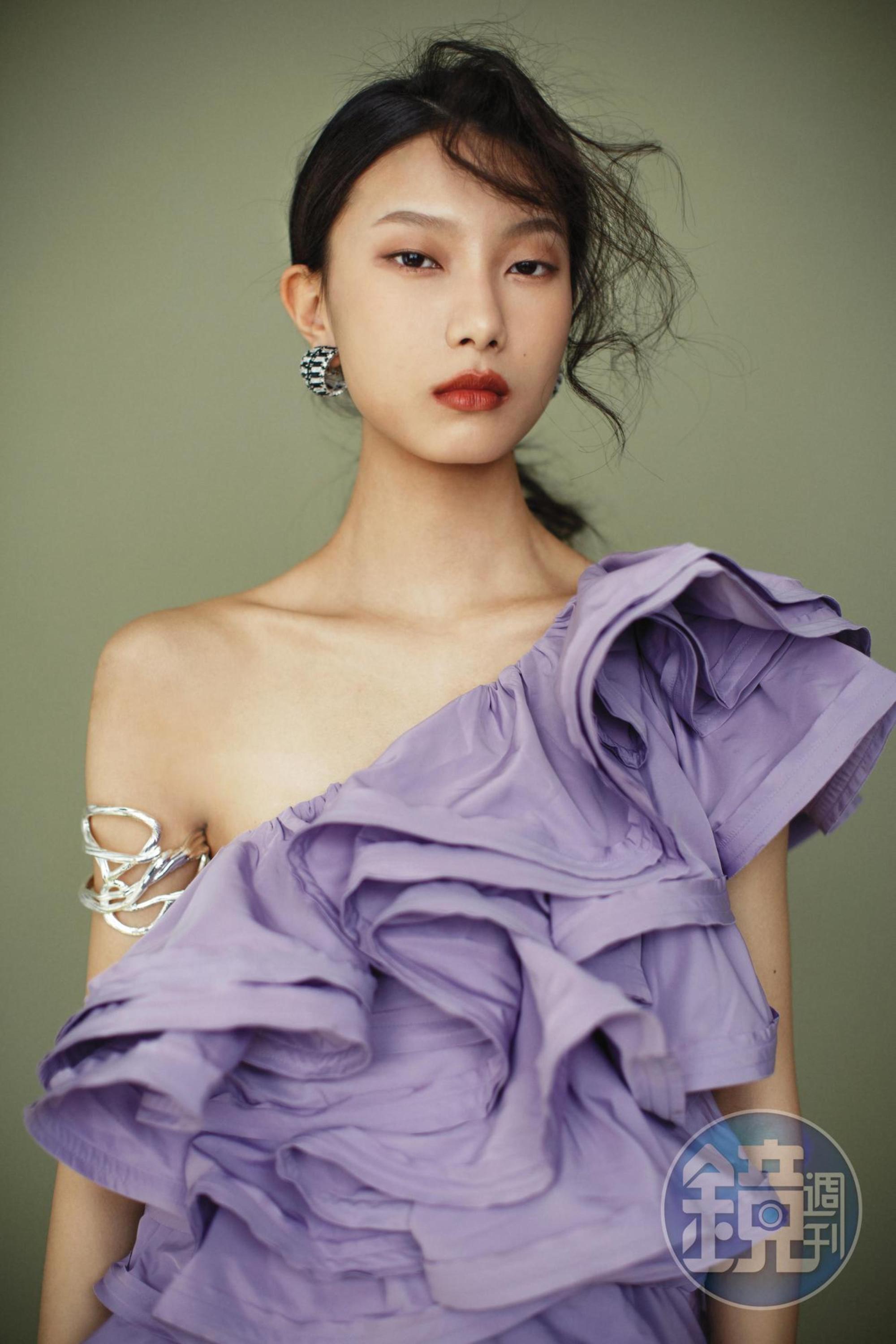 荷葉邊迷你洋裝 NT$7,999 by H&M Hyperbola夾式耳環 NT$14,000 by SWAROVSKI 手環 NT$1,999 by H&M。