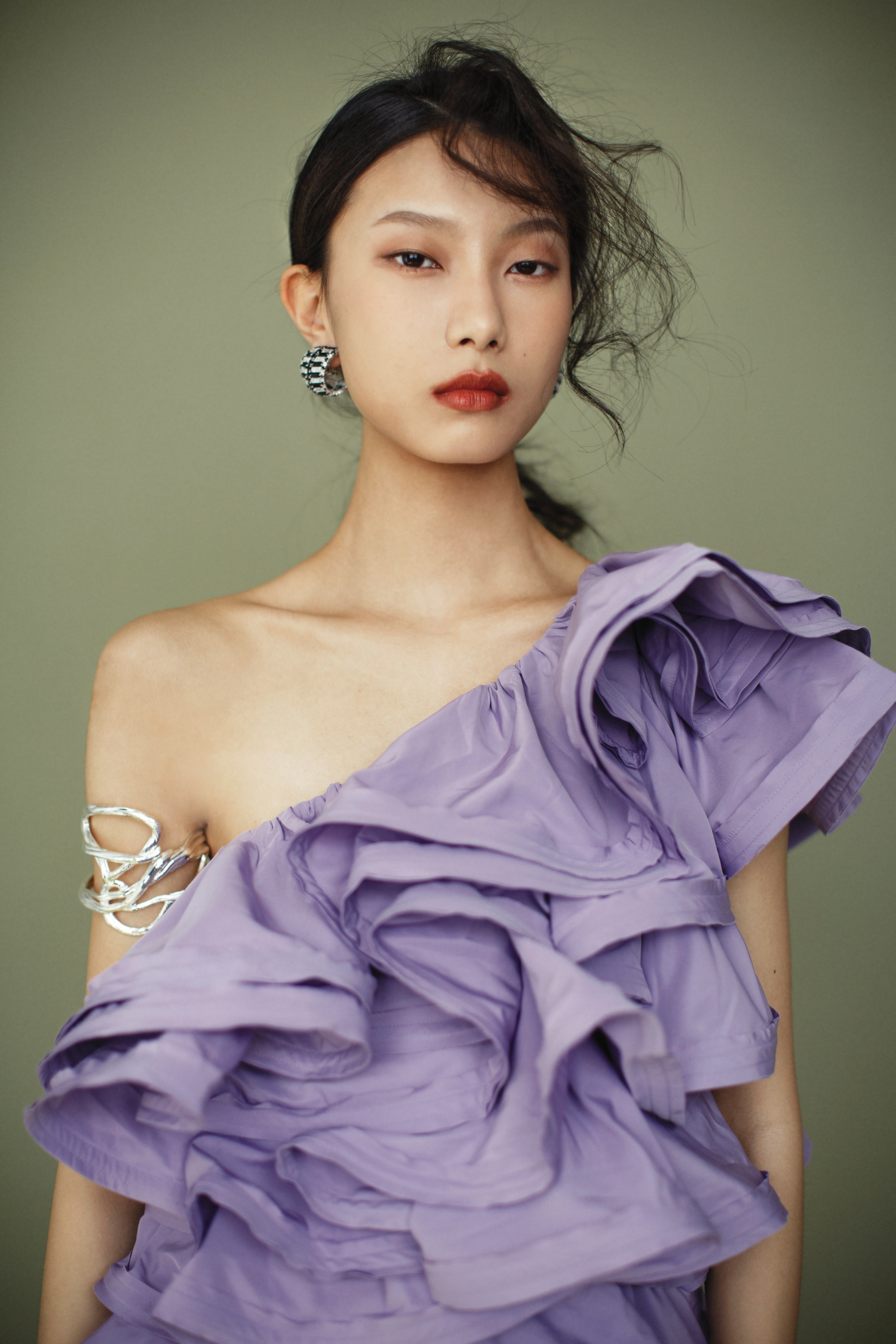 荷葉邊迷你洋裝 NT$7,999 by H&M Hyperbola夾式耳環 NT$14,000 by SWAROVSKI 手環 NT$1,999 by H&M。