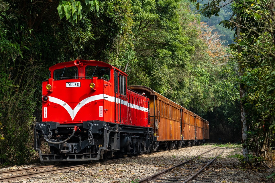 奮起湖車站陳姓副站長，因職災聽力下降，導致體檢沒過，慘遭林鐵管理處降職減薪。（翻攝自阿里山林業鐵路及文化資產管理處臉書）