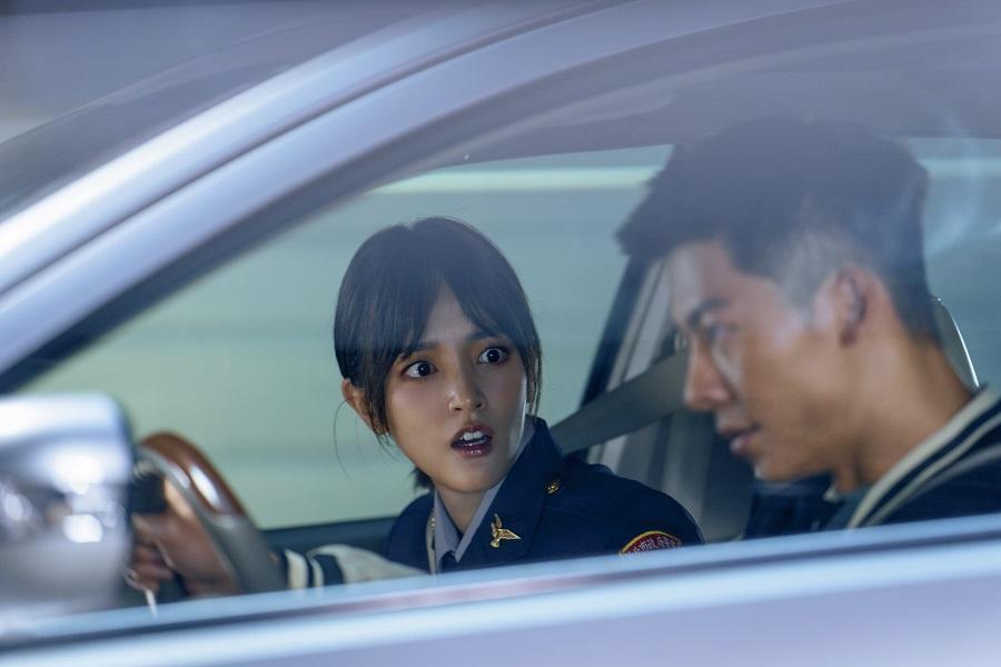 王淨(左)與許光漢(右)飾演警局同事,兩人在車上的戲使用「投影車拍」技術。(金盞花大影業提供)