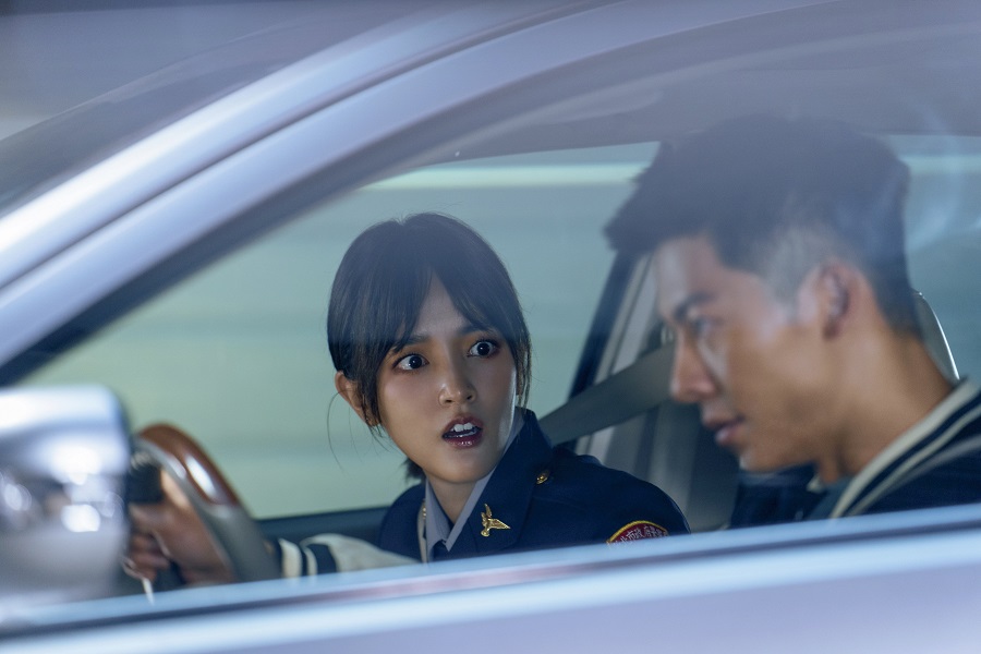 王淨(左)與許光漢(右)飾演警局同事,兩人在車上的戲使用「投影車拍」技術。(金盞花大影業提供)